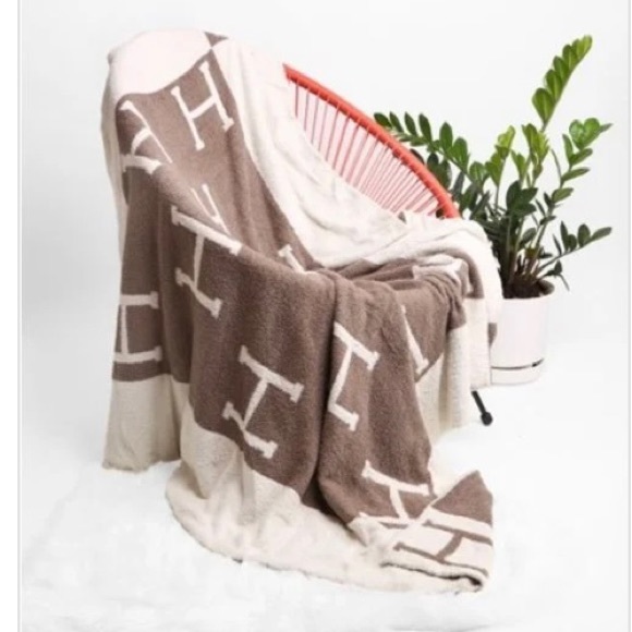 Tan slippers/blanket combo - Picture 2 of 7